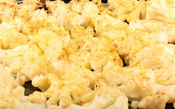 Sluiten van gebakken bloemkool bloeiwijzen onder kaas. — Stockfoto
