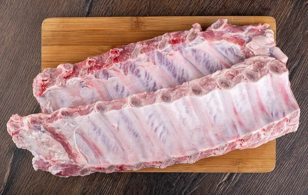 生の豚カルビのストリップのトップビュー まな板の上で新鮮な肉 スペースのコピー ストック写真