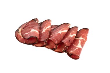 Beyaz bir arka planda kurutulmuş domuz boynu parçaları..