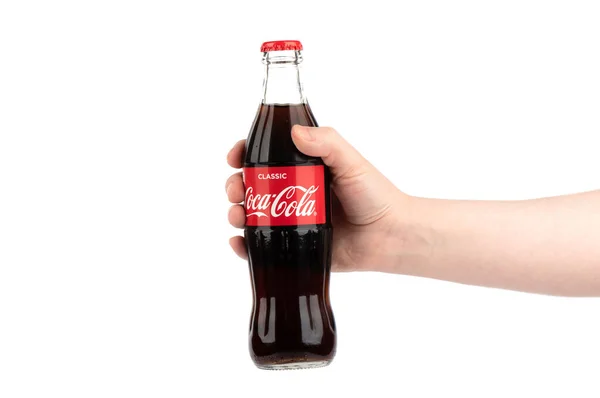 Moskova, Rusya - 1 Mart 2021 Bir kadının elinde bir şişe Coca-Cola klasiği. Boşluğu kopyala.