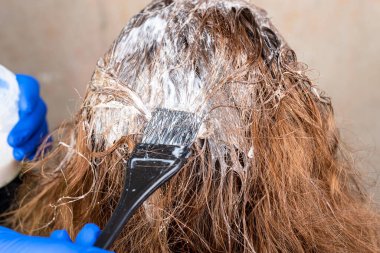 Temizlemek için fırçayla boyanmış, kuru kadın saçı. Saç bakımı.