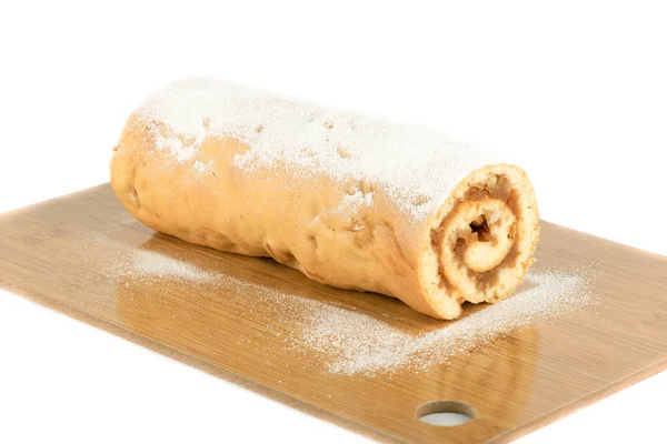 Gebakken appel roll op een snijplank over een witte achtergrond. — Stockfoto