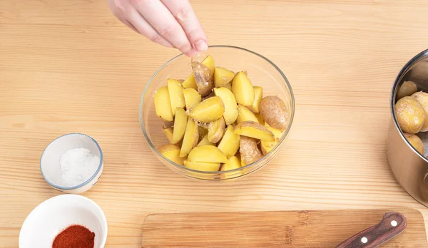 Die Gehackten Gekochten Kartoffeln Mit Salz Bestreuen Kartoffeln Kochen Selektiver — Stockfoto