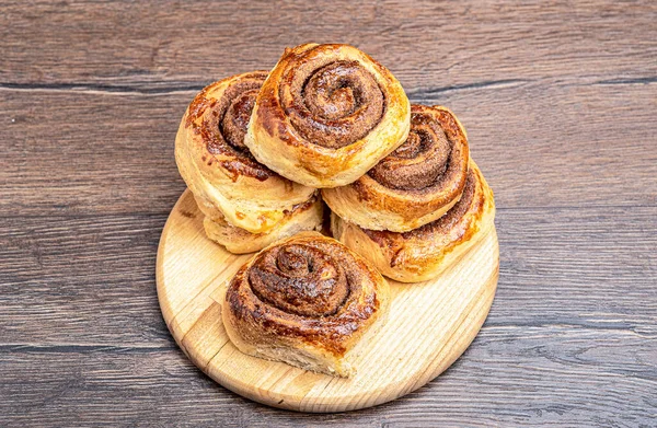 Rolos Canela Cinábrio Recém Assados Uma Placa Corte Pães Caseiros — Fotografia de Stock