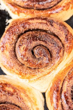 Ev yapımı tarçınlı ruloların en üst görüntüsü. Tatlı bir çöreğin yakın çekimi. Çörek, kaplamasız..