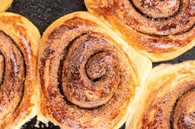 Yeni pişmiş tarçınlı çöreğin yakın çekimi. Üst görünüm.