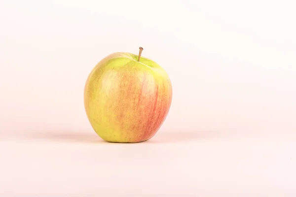 Une Pomme Entière Sur Fond Rose Pâle Avec Place Pour — Photo