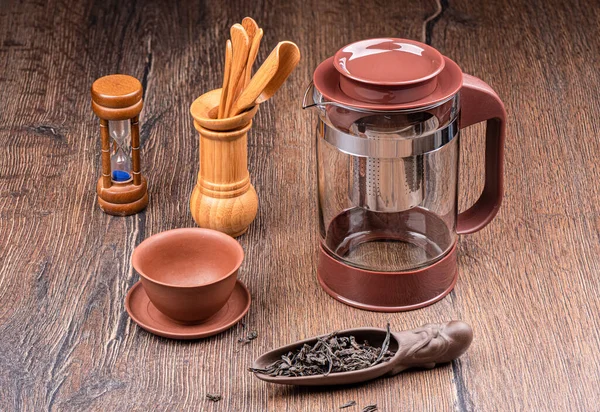 Egy készlet teafőzéshez vízforralóval, homokórával, fából készült szerszámokkal. — Stock Fotó