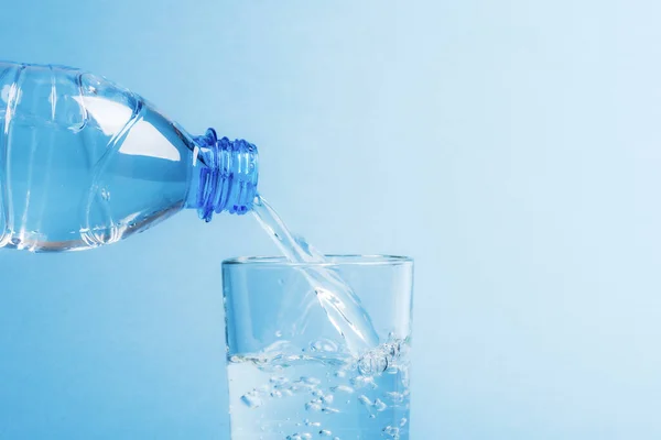 Tuangkan Air Tawar Dan Bersih Dari Botol Plastik Gelas Kimia — Stok Foto