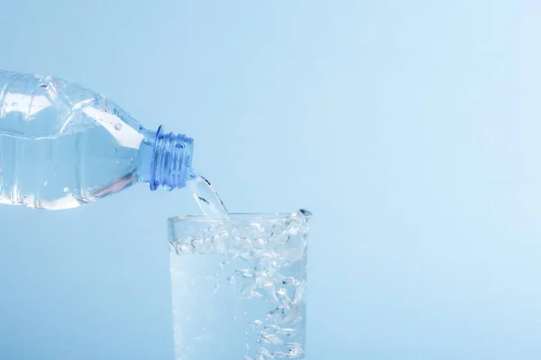 Menuangkan Air Dari Botol Plastik Gelas Kimia Tutup Salin Ruang — Stok Foto