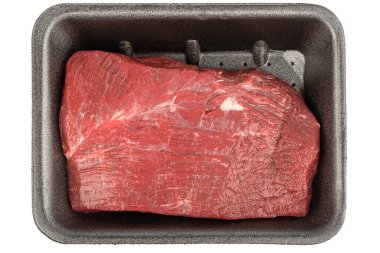 Beyaz arka planda plastik tepside taze kemiksiz et..