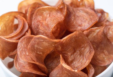 Beyaz kasede büyük boy kurutulmuş domuz cipsi..