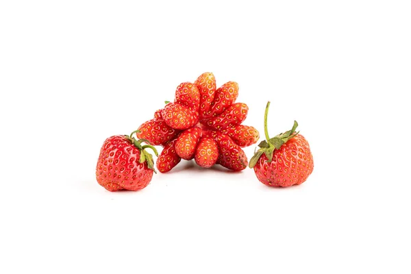 Fructe de căpșuni de diferite soiuri izolate pe un fundal alb . — Fotografie, imagine de stoc