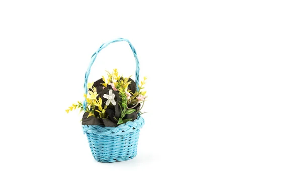 Mesterséges Levelek Virágok Egy Kék Fonott Kosárban Kosár Virágokkal Fehér — Stock Fotó