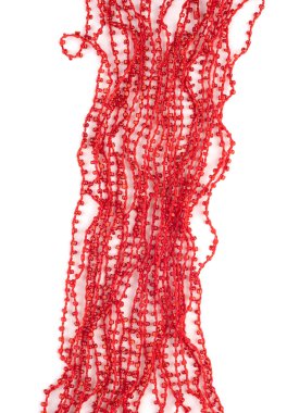 Beyaz arkaplanda izole edilmiş boncuklu kırmızı örgü..