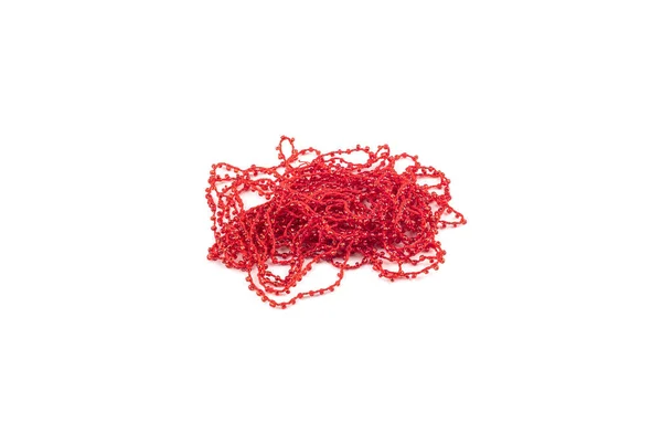 Skein av röd fläta med pärlor isolerad på vit bakgrund. — Stockfoto