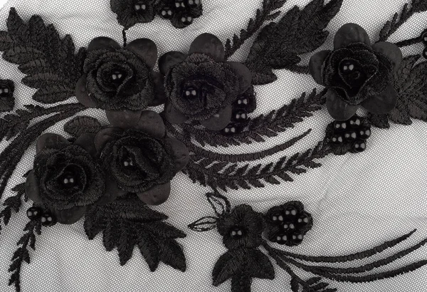 Applique florale noire à la main sur tissu transparent. — Photo