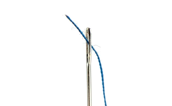 Nål Och Blå Tråd Isolerad Vit Bakgrund Närbild Kopiera Utrymme — Stockfoto
