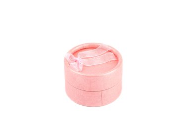 Yuvarlak pembe hediye kutusu beyaz arkaplanda izole.