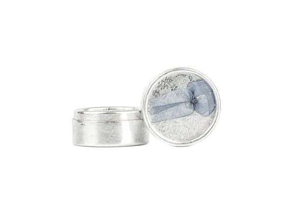 Caixa de presente brilhante na cor prata com uma tampa aberta em um fundo branco. — Fotografia de Stock