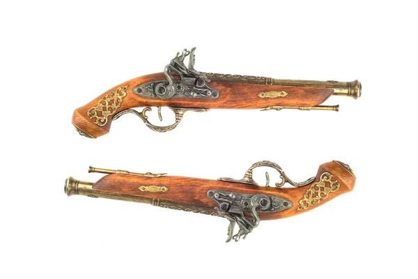 Dos maquetas de viejas pistolas vintage con incrustaciones de bronce aisladas sobre un fondo blanco. —  Fotos de Stock