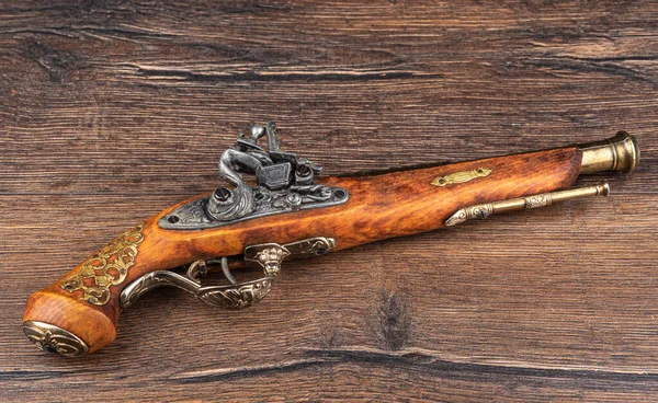 Model Oude Retro Muillader Flintlock Pistool Een Houten Tafel Sluiten — Stockfoto