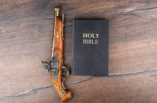 Sainte Bible Vieux Pistolet Poudre Sur Fond Bois Espace Copie — Photo