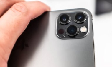 23 Ekim 2020, Moskova, Rusya. Apple Iphone 'dan yeni akıllı telefon. Mağazanın tezgahında 12 profesyonel..