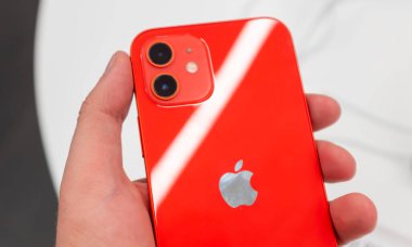 23 Ekim 2020, Moskova, Rusya. Apple Iphone 12 'den yeni akıllı telefon mağazanın tezgahında..