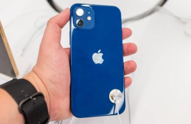 23 Ekim 2020, Moskova, Rusya. Apple Iphone 12 'den yeni akıllı telefon mağazanın tezgahında..