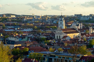 27 Nisan 2018 Vilnius, Litvanya. Eski Vilnius şehrinin Üç Çapraz Dağ manzarası.