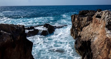 Kıbrıs adasının kuzeybatısındaki Akamas Yarımadası 'ndaki Akdeniz kıyısında dalgalar çarpışıyor.