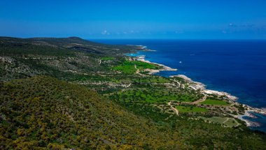 Kıbrıs adasının kuzeybatısındaki Akamas Yarımadası üzerinde Akdeniz 'in yeşil dağlık kıyıları.