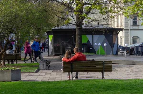 Nisan 2018 Vilnius Litvanya Vilnius Merkezindeki Caddelerden Birinden Geçenler — Stok fotoğraf