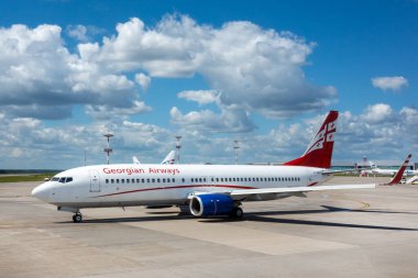 2 Temmuz 2019, Moskova, Rusya. Boeing 737-800 Airzena Gürcistan Havayolları Moskova 'daki Vnukovo havaalanında.