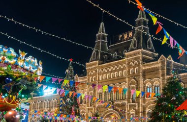 20 Aralık 2019. Moskova, Rusya. Moskova 'daki Sakız binasının önündeki kırmızı meydanda süslenmiş Noel ağacı..