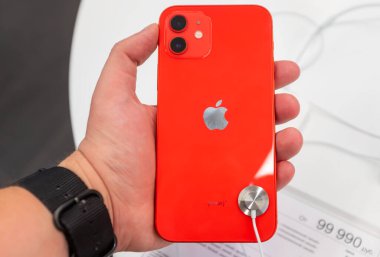 23 Ekim 2020, Moskova, Rusya. Apple Iphone 12 'den yeni akıllı telefon mağazanın tezgahında..