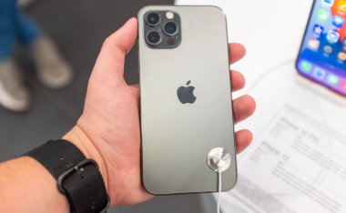 23 Ekim 2020, Moskova, Rusya. Apple Iphone 'dan yeni akıllı telefon. Mağazanın tezgahında 12 profesyonel..