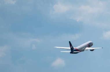 2 Temmuz 2019, Moskova, Rusya. Uçak Boeing 767-300 Azur Hava Yolları Moskova 'daki Vnukovo havaalanında..