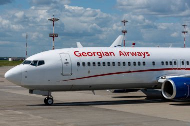 2 Temmuz 2019, Moskova, Rusya. Boeing 737-800 Airzena Gürcistan Havayolları Moskova 'daki Vnukovo havaalanında.