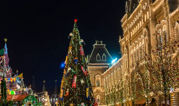 Grudnia 2019 Moskwa Rosja Ozdobiona Choinka Czerwonym Placu Przed Budynkiem — Zdjęcie stockowe