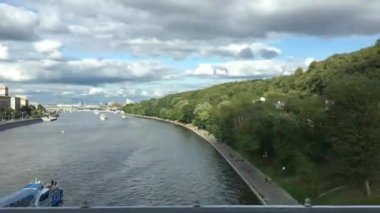 Geçen bir trenin penceresinden Moskova Nehri ve Neskuchny Bahçesi manzarası. Açık hava.