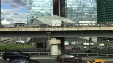 Yoldan geçen bir trenin penceresinden Moskova 'daki üstgeçitteki trafiğin görüntüsü.