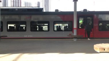Moskova Merkez Çemberi (MCR) istasyonunda elektrik treni Lastochka).