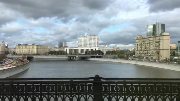 通過列車の窓からのモスクワ川と政府の家の眺め — ストック動画