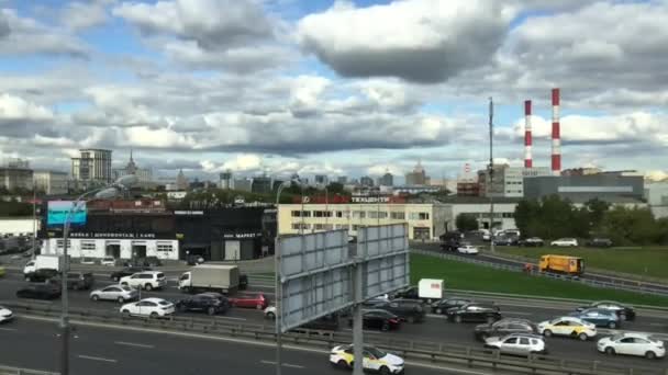 Pohled Automobilovou Dopravu Jedné Ulic Moskvy Okna Projíždějícího Vlaku Zpomalený — Stock video