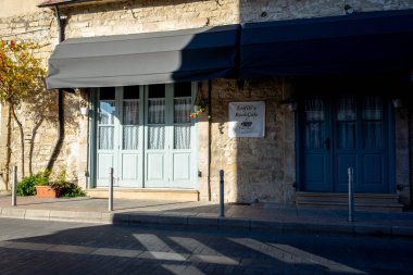 22 Nisan 2019, Limasol, Kıbrıs. Eski kasabanın boş, sessiz caddesi.