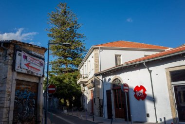 22 Nisan 2019, Limasol, Kıbrıs. Eski kasabanın boş, sessiz caddesi.