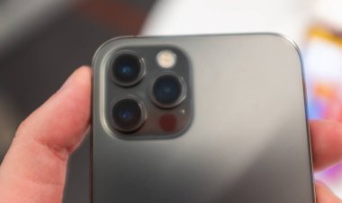 23 Ekim 2020, Moskova, Rusya. Apple Iphone 'dan yeni akıllı telefon. Mağazanın tezgahında 12 profesyonel..