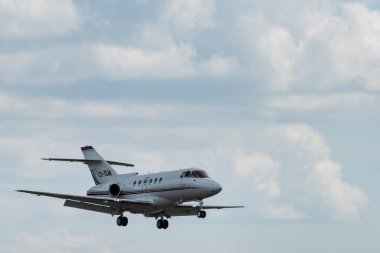 2 Temmuz 2019, Moskova, Rusya. Raytheon Hawker 750 NetJets Avrupa Havayolları Moskova 'daki Vnukovo havaalanında.